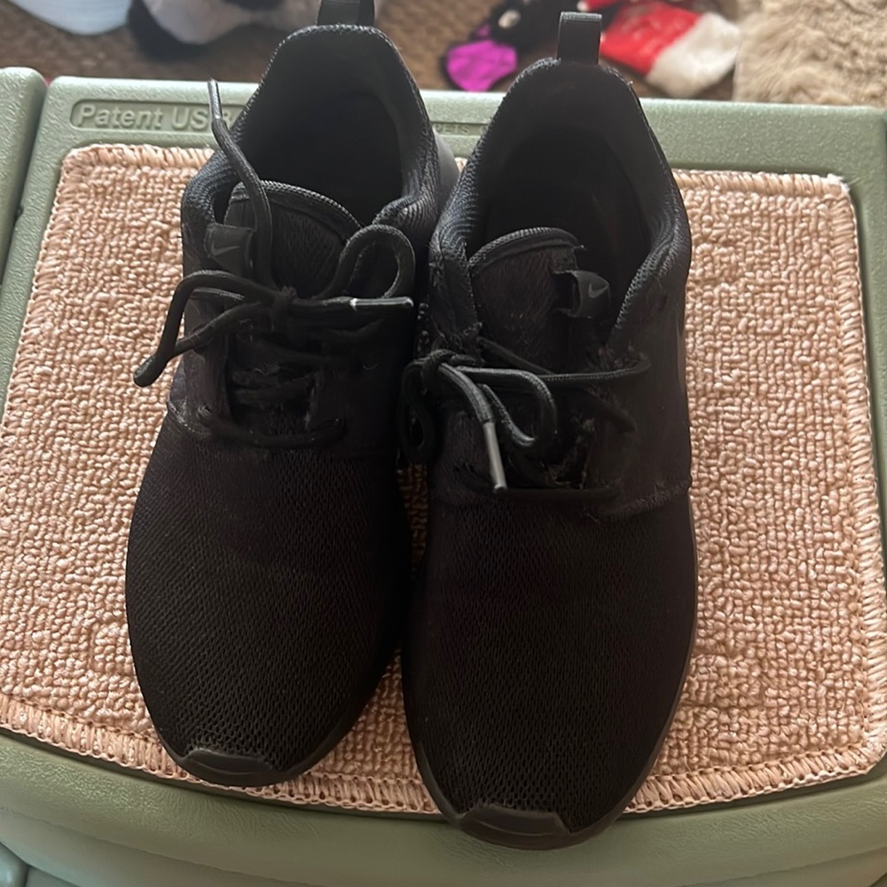 Black Nike Roshe Women’s 5.5